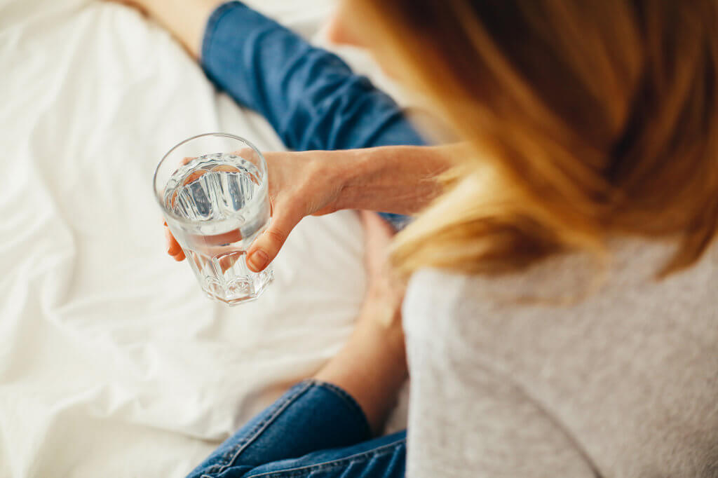 Benefícios de beber água: mulher