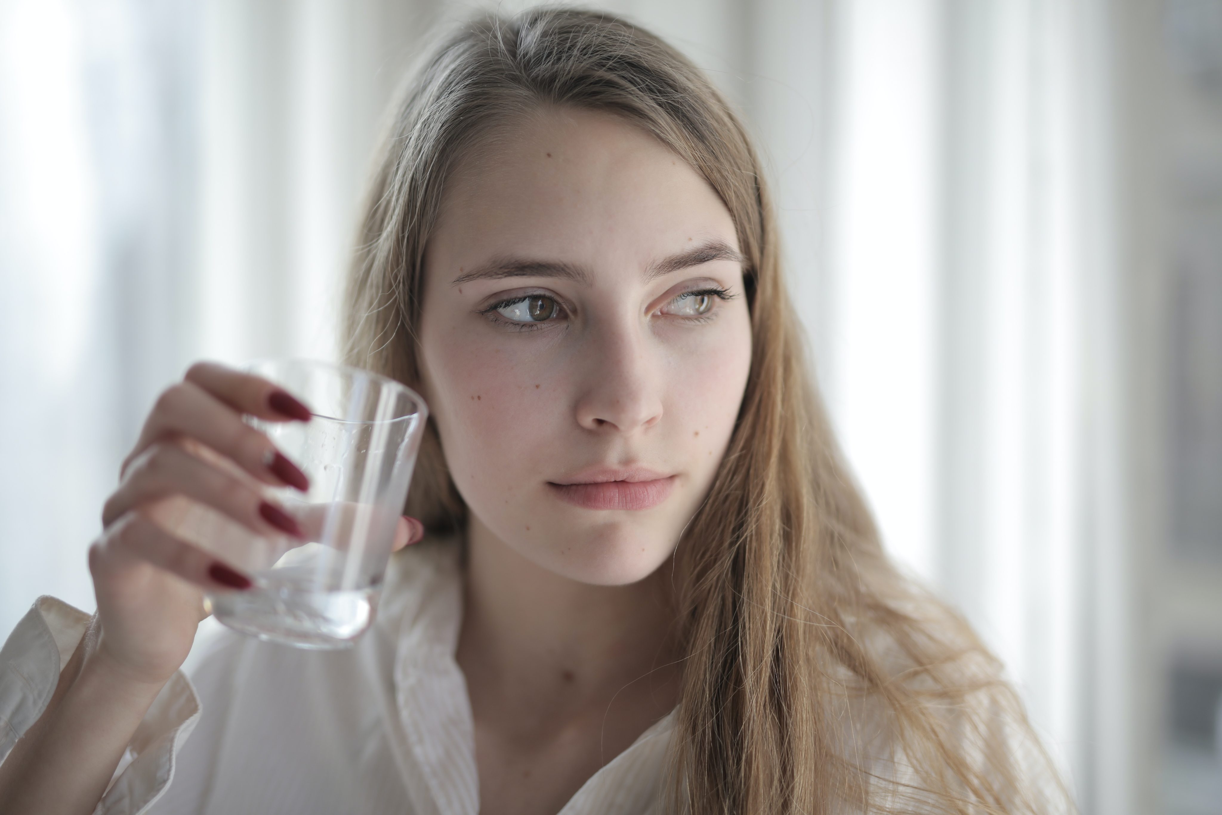 bebendo a água para evitar desidratar