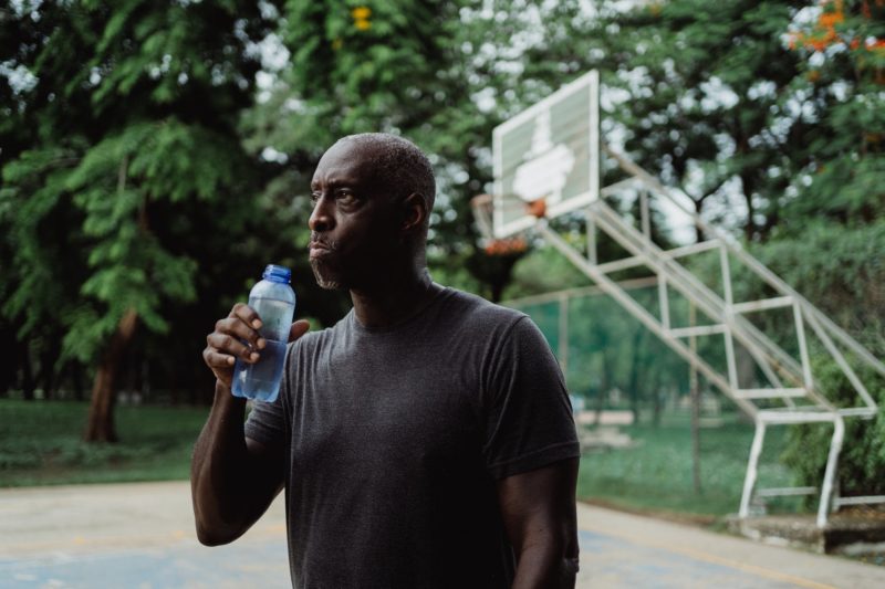 Homem negro bebendo água
