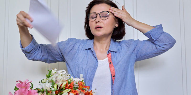 Climatério: sintomas do período que anuncia a menopausa