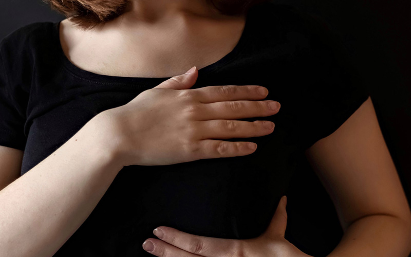 Dor na mama: o que isso pode indicar sobre a saúde da mulher?